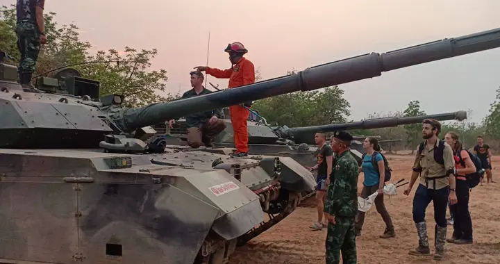 泰柬交火11天，中国包机飞抵曼谷，大批士兵脱逃，洪森亮出B计划