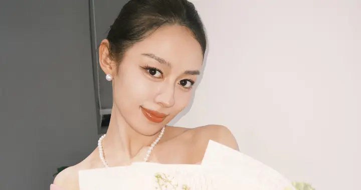 吉娜爱丽丝今日份营业美照，粉粉的小仙女