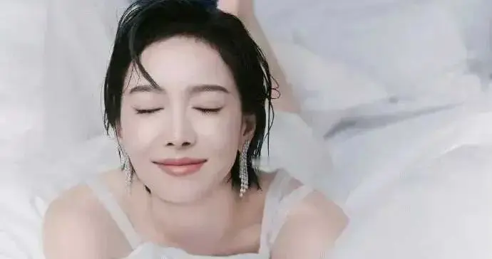 宋茜把初春的浪漫，揉进了兔子耳朵里