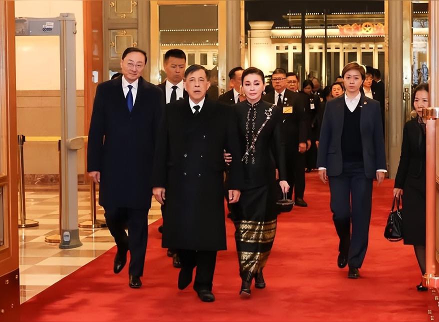 泰国王后迎来高光时刻，挽着国王陛下的胳膊亮相北京欢迎宴，太惊艳了吧！1...