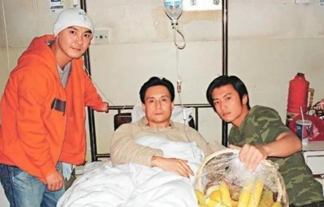 他被谢霆锋打成重伤，发妻6次流产绝情离开，如今街头卖卤肉为生