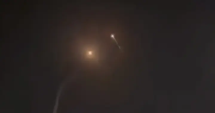 伊朗导弹加速俯冲，3枚爱国者全部打飞，眼睁睁看着基地被灌顶