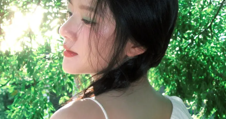 任敏纯白吊带连衣裙，迟来的夏日绿野仙踪