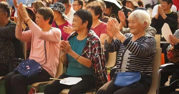 终于有人管了！两会声音再起：为什么一定要让农民工老有所依？