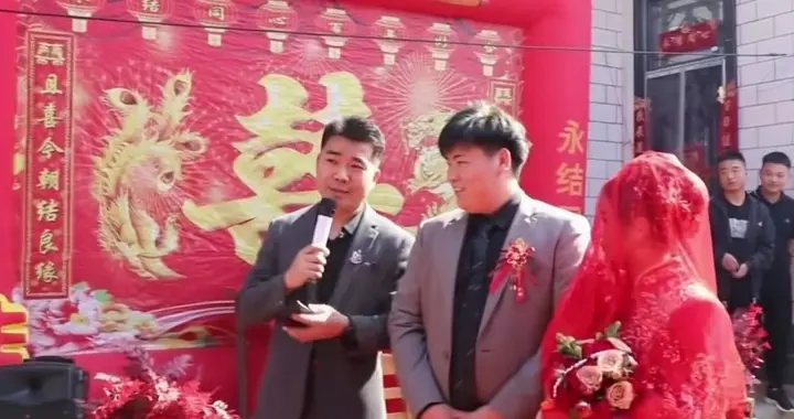 河南农村婚礼火了！36岁夫妻当上喜公婆，新人年龄曝光，网友直呼