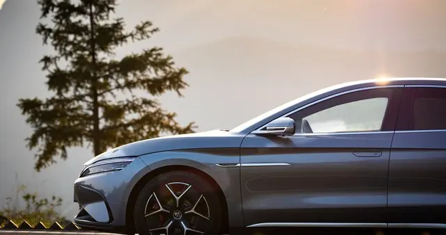 比亚迪国内销量下滑！王传福直言技术领先不足，押注重磅突破