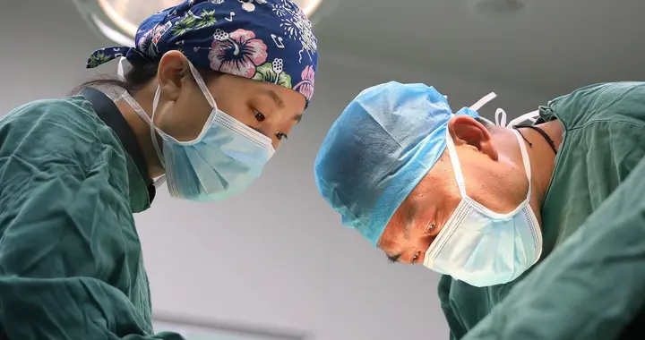 37岁博士医生癌晚期连麦大冰，掏40万帮穷患者、带病做9小时手术