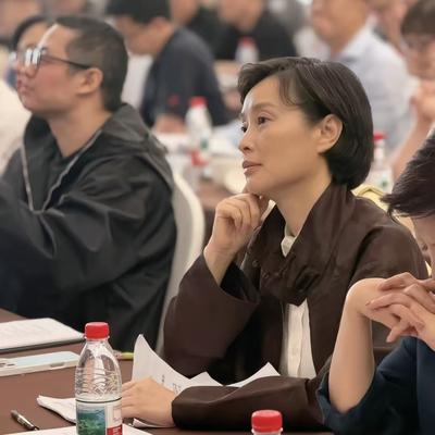 优优时尚穿搭：吴越素颜亮相上海电影工作会