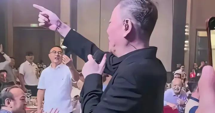 57岁韩磊被造谣后首度商演，不受影响气场依旧，头发稀疏苍老难认