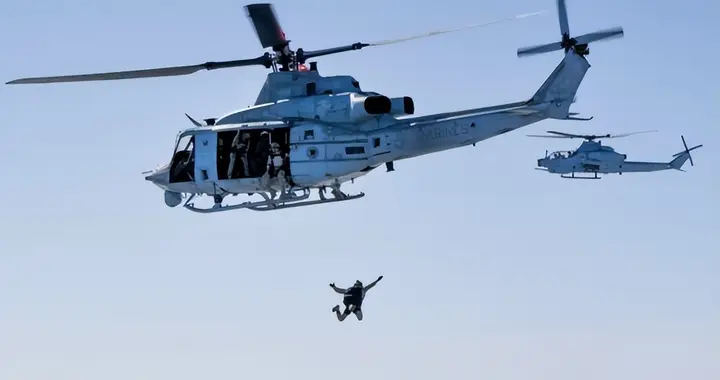 不装了，美特战在琉球练介入台海，美媒：碰上中国六代机全是靶子