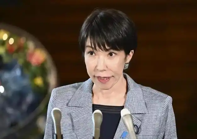 高市早苗又开始给自己加戏了，眼瞅着中方代表团登上南千岛群岛，嗅到风头不...