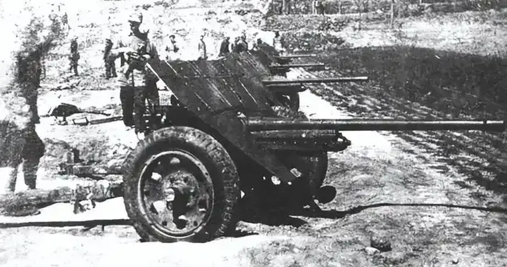 八路军缴获了两门野炮，套上牲口却拉不走