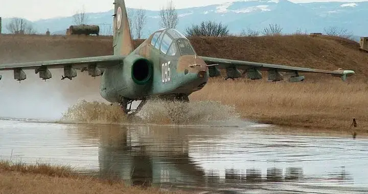 苏-25对决A-10：谁才是真正的近距支援王者？