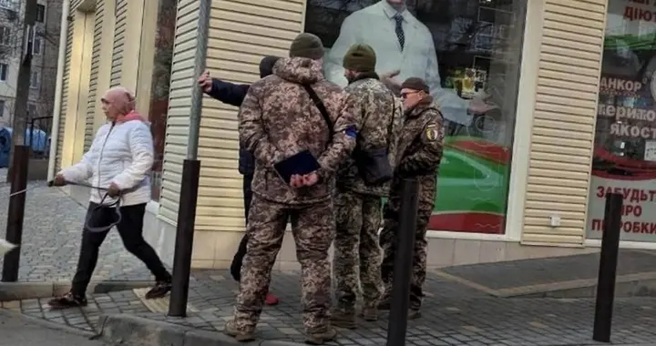 钓鱼路上被抓去填线，乌新兵一枪不放，躲到俄军打扫战场直接投降