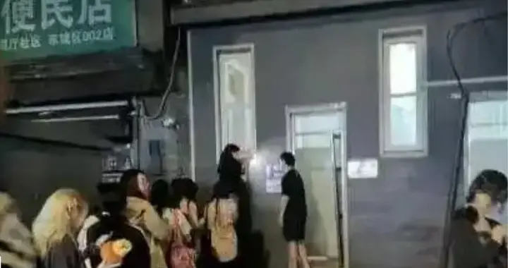厕所成了打卡点？追星追进卫生间，这次真过分了