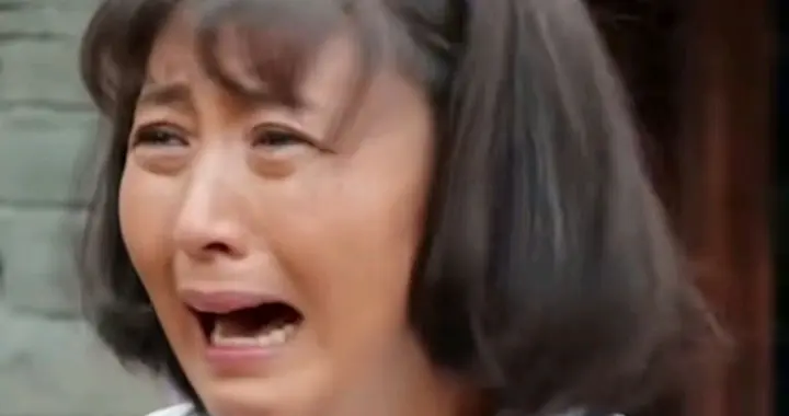 闫学晶“哭穷”翻车：一句“几十万不够花”，丢了自己十几年招牌