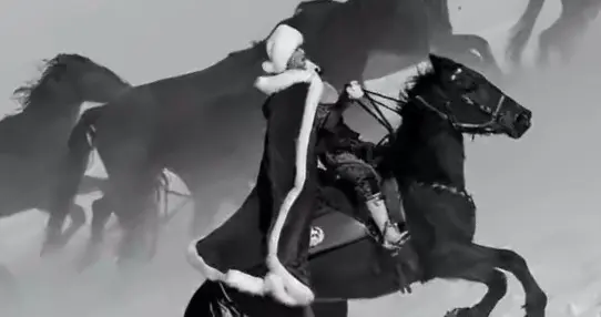 送别贺娇龙的车队，排了数公里：老百姓的秤，称出了干部的份量