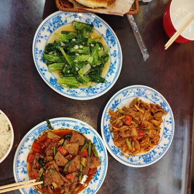 啸天独行：这家路边店，饭菜真香，还便宜。