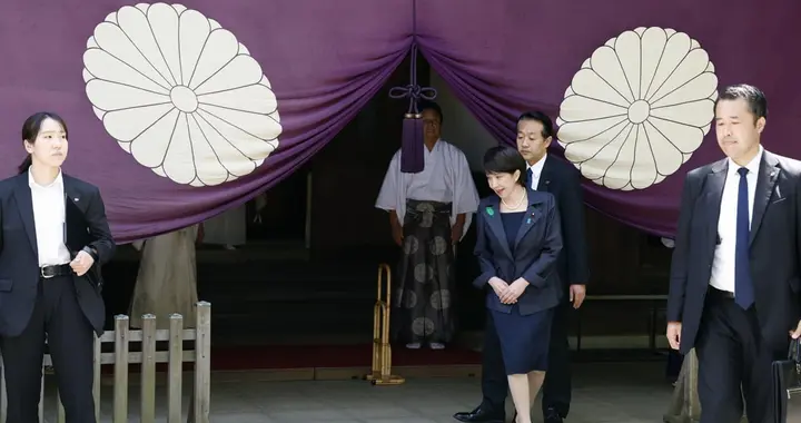 献完祭品献祭祀费，日本官宣不装了！麻生带头造反，高市或将下台