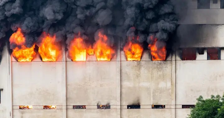 警钟敲响！三峡化学厂醋酸双氧水仓库突发火灾，安全生产再引关注