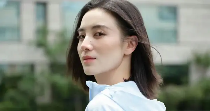 她被骂“陪睡上位”，后被封为“性感欲女”，得奖后当众怒怼海清