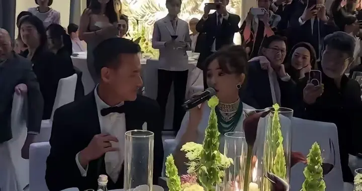 张学友在吴婉芳儿子婚礼上坐主桌，64岁穿黑色西装身板挺直