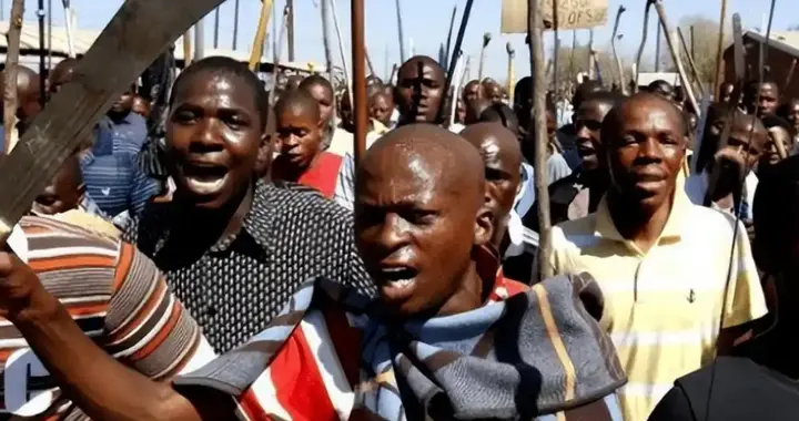 当“不同”被解释成祖灵作祟，年轻人是怎么把羞耻改写成命运的？