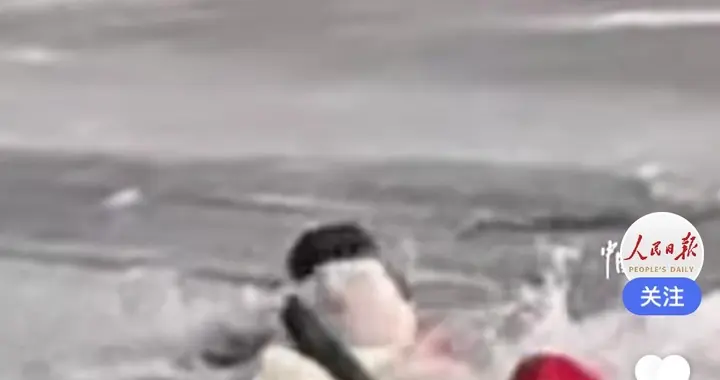 野河冰面突裂！3人徒步坠河命悬一线，幸得热心群众合力营救