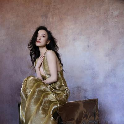 时光浅巷：倪妮的金色长裙美的太高级了！