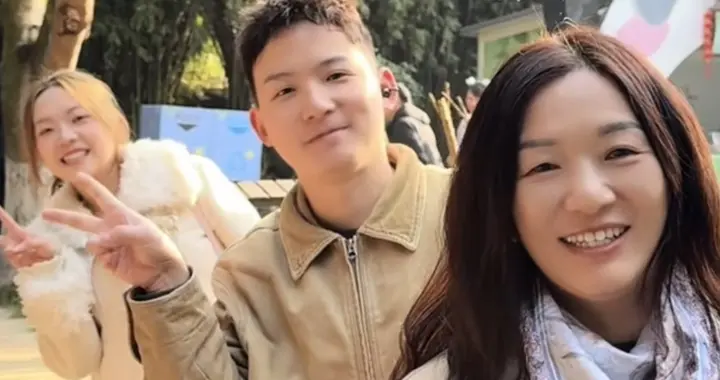 谢浩男熊猫基地秀亲情成亮点 谢大妹在江苏送哥哥去学校 老谢很悲催