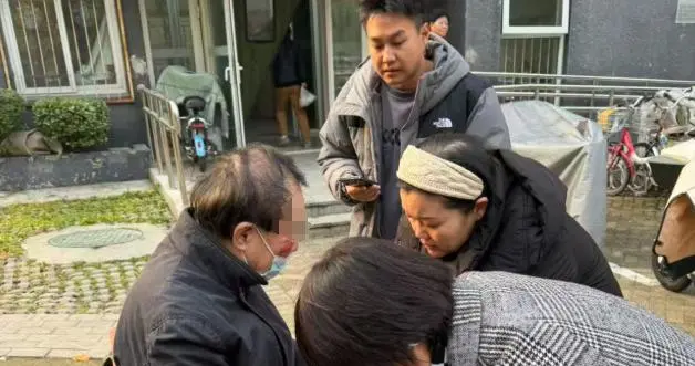 七旬老人遛弯摔倒，社工上前救助