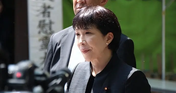 日本右翼终于闭嘴了！解放军给美军前所未有的待遇，把高市看懵了