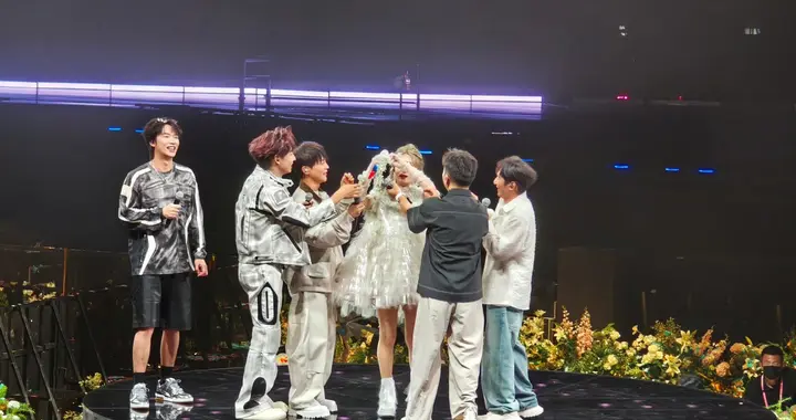 谢娜演唱会明星花篮：肖战审美太高级了，杨紫用两个名字送两次