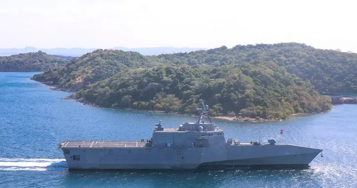辽宁舰位南海活动，针锋相对？美军舰擅闯我海域，南部战区已回应