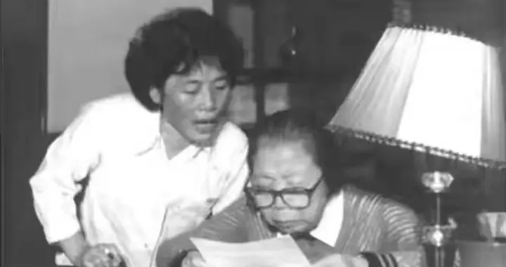 周恩来去世后，朱殿华为他整理遗容，结束后捡起一缕毛发将其珍藏