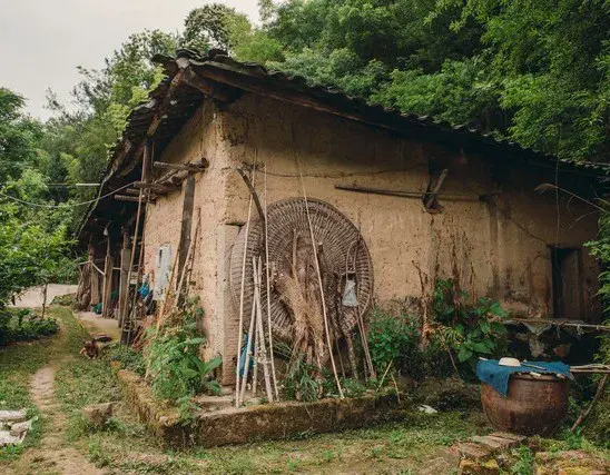 自建房快塌了，户口却不在农村而无法建房，咋办啊？