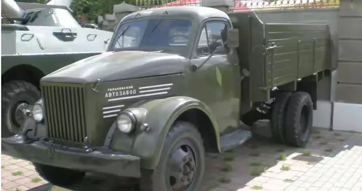 46年前，难忘营里嘎斯51卡车，应急充当救护车