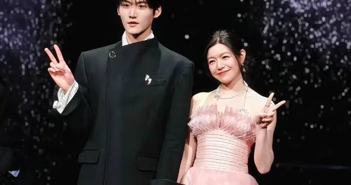 2026微博之夜红毯现场好精彩，堪比婚礼现场，陈都灵美呆了