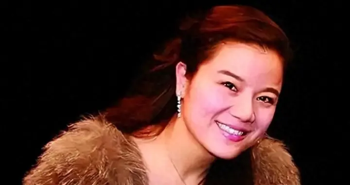 一个贪财一个好色？44岁高龄为81岁丈夫生下孩子的她，如今怎样了