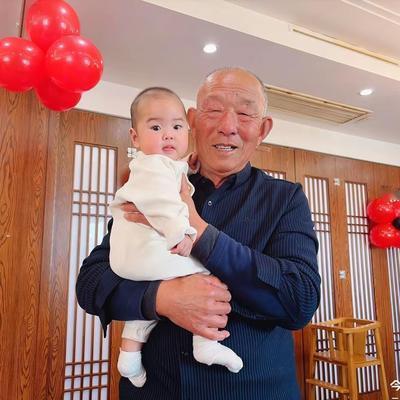 龙国行天下：这是两张表现幸福的图片。