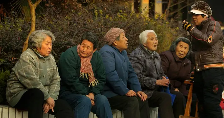 独生子女父母的痛点：自己有退休金，却养不动自己的老，令人心酸