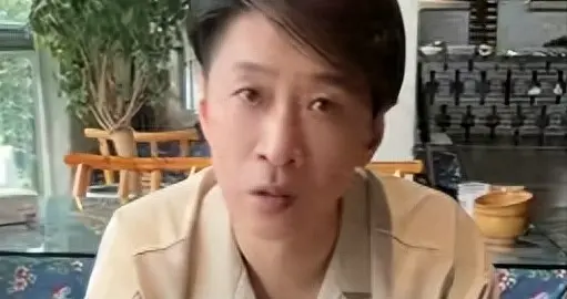 曾和沈腾齐名，单飞后沦落到做吃播，没想到如今他已是顶级网红