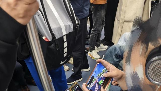 米小麦的捣蛋日常：地铁偶遇硬核玩家，这操