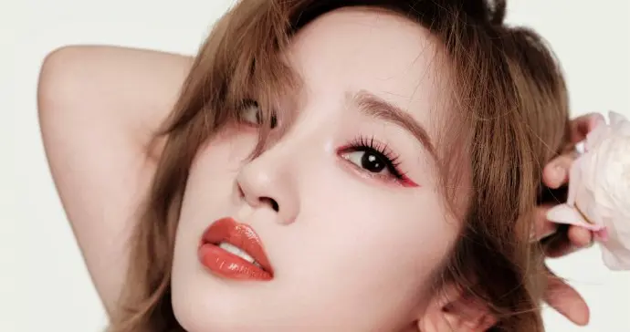 唐艺昕碎花抹胸裙慵懒出镜，这双白嫩玉足才是真“流量密码”