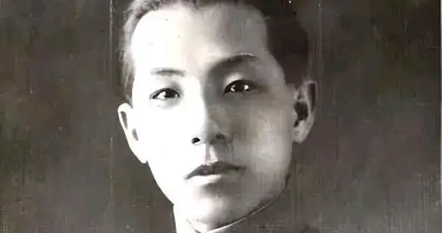 张学良私人飞行员：少帅一到南京就被士兵枪指，宋美龄及时呵退！