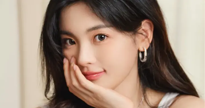 美女壁纸-第6058期-杨超越