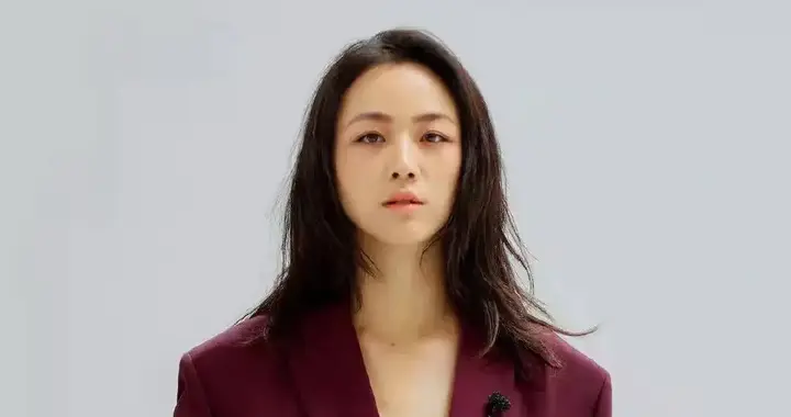 时尚界的性感女神！汤唯锁骨杀＋回眸笑，解锁“文艺性感”天花板