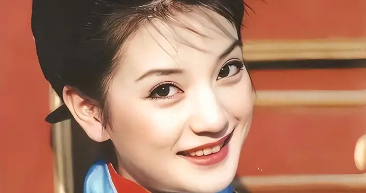 50岁赵薇高调亮相新加坡！言论引热议，网友质疑：是想回来捞金？
