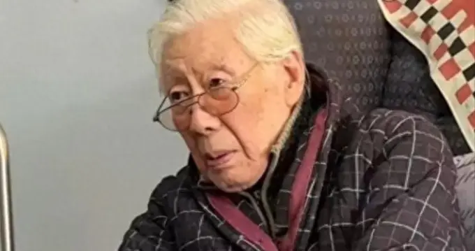 90岁焦晃现状：1天5包烟、穿纸尿裤，与小30岁三婚妻子住破旧小区
