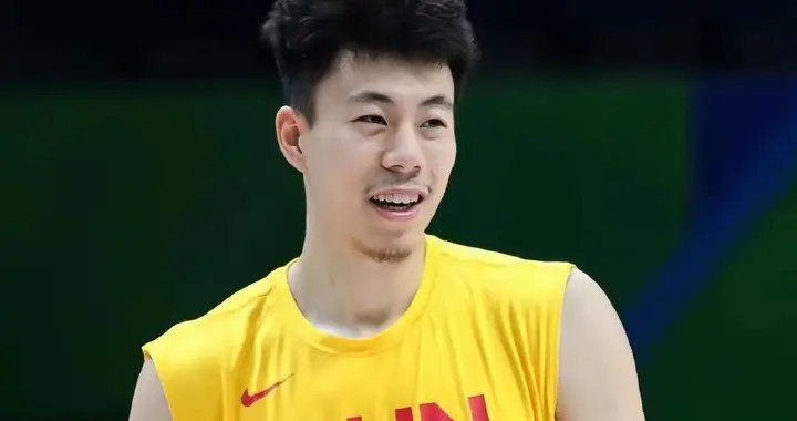 随着中国男篮进行人员调整，前锋阵容可能是7选4，张镇麟能否回归